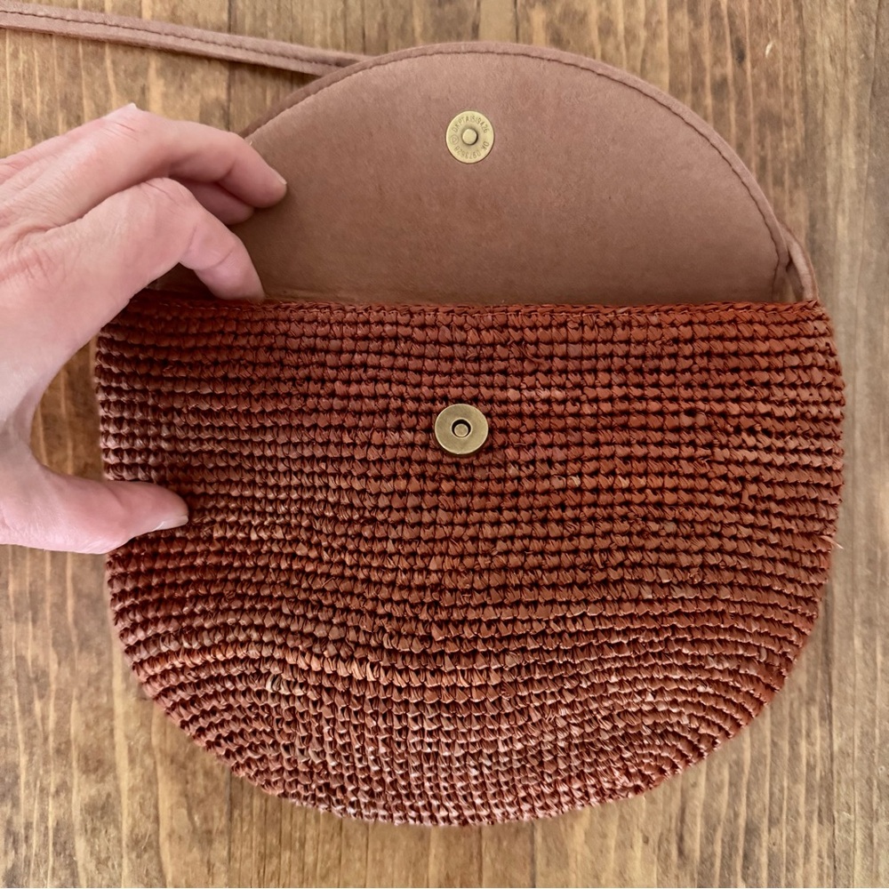 Elegant Tan Woven Crossbody Bag - Picture 4 of 6